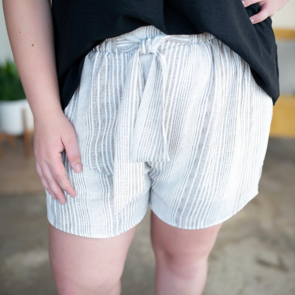 TIE CREAM STRIPED SHORTS